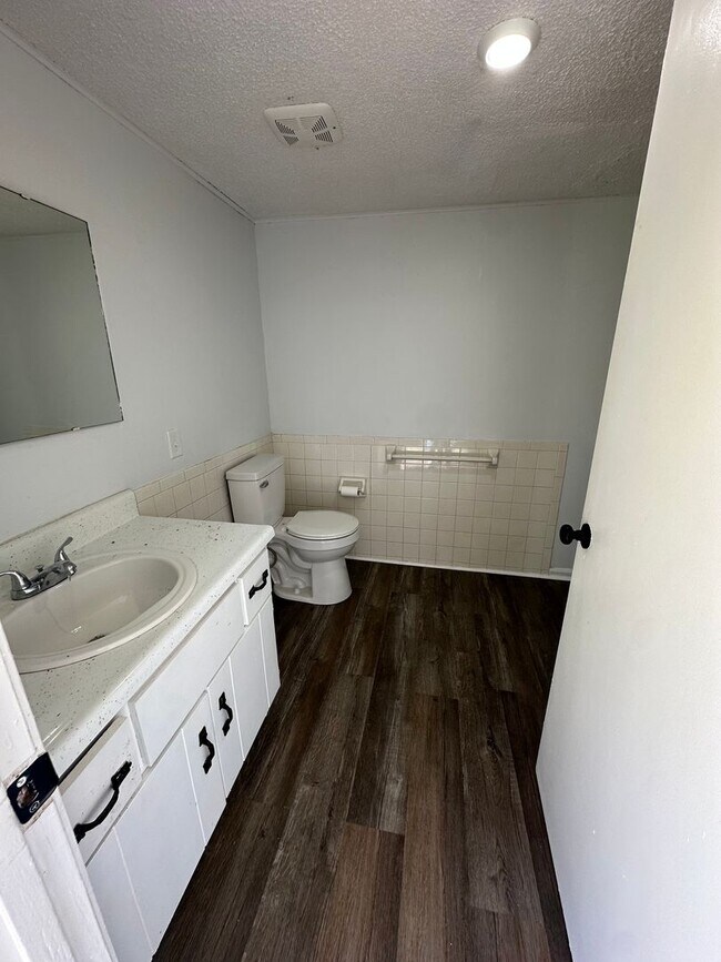 Building Photo - WELCOME HOME! Cute 2 Bedroom 1 Bathroom with Garage!