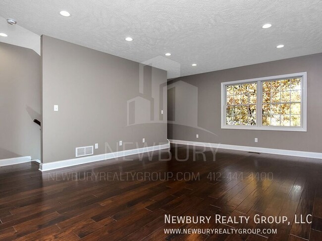 Building Photo - 155 Banksville Pl