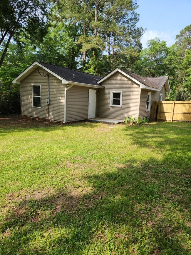 Building Photo - Lovley 3 Bedroom 2 Bath