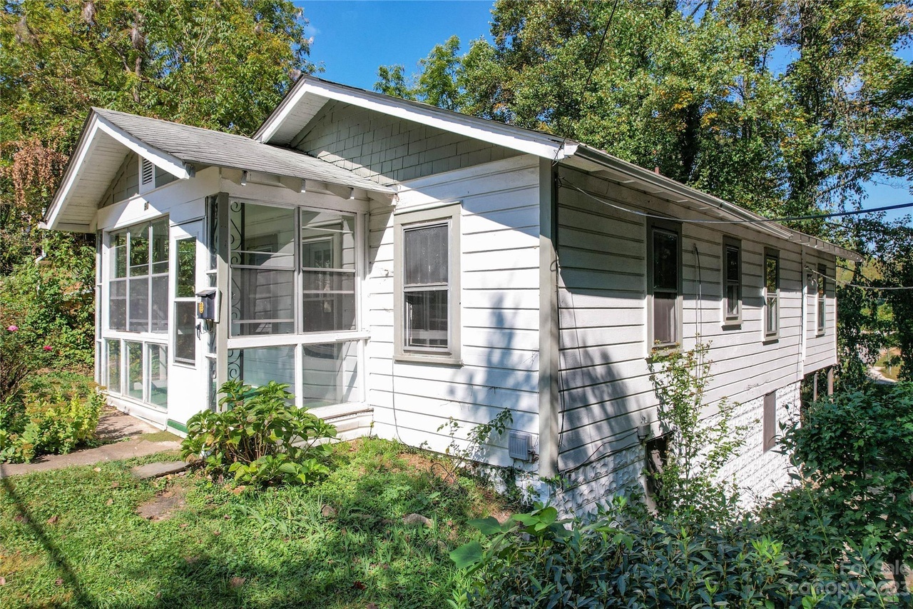 Building Photo - 90 Oakwood St