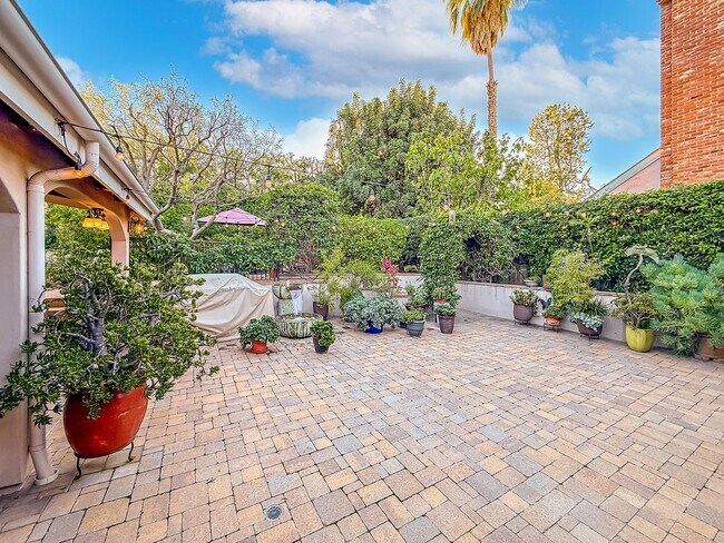 Building Photo - Upgraded Sherman Oaks 4+4 home - Ready for Move In!