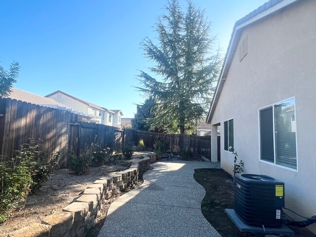 Building Photo - 1732 Hiawatha Dr