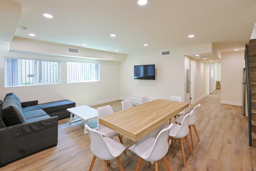 Building Photo - 1426 W 27th St