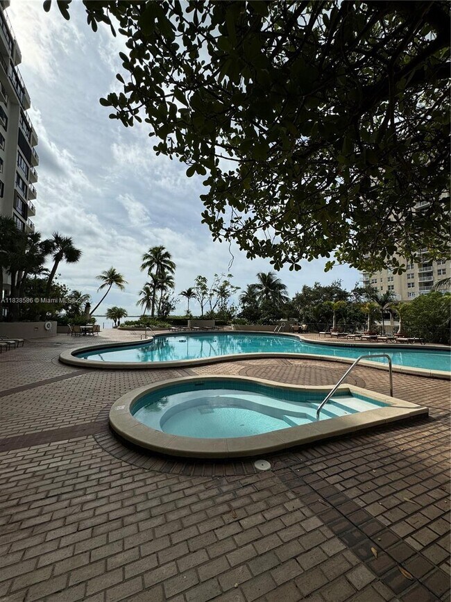 Building Photo - 520 Brickell Key Dr