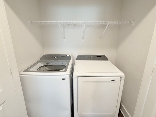 Building Photo - 3 Bed/2.5 Bath Townhome - Prime Pensacola ...