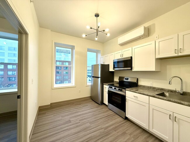 Building Photo - 1138 Elm St