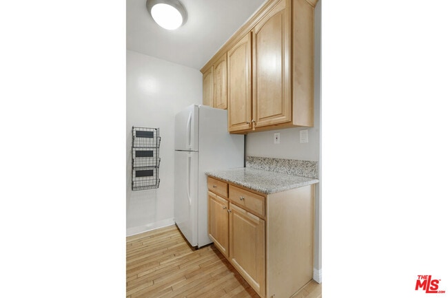 Building Photo - 925 N Curson Ave