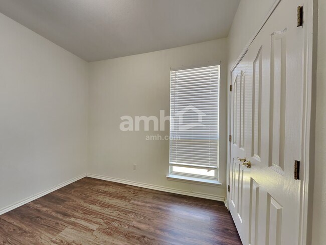 Building Photo - 10613 Big Oak Dr