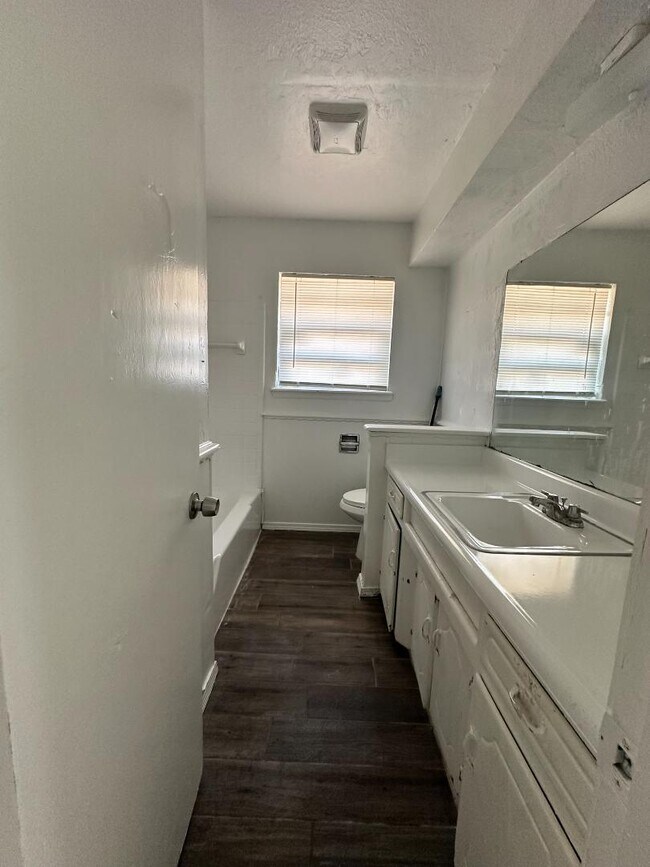 Building Photo - 3121 Delmar Rd