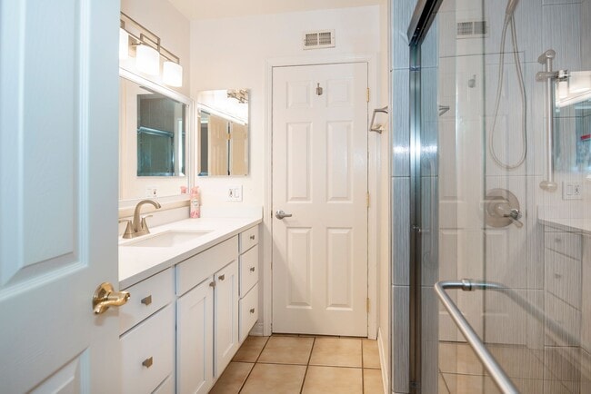 Building Photo - Spacious Single-level Home with a Pool!