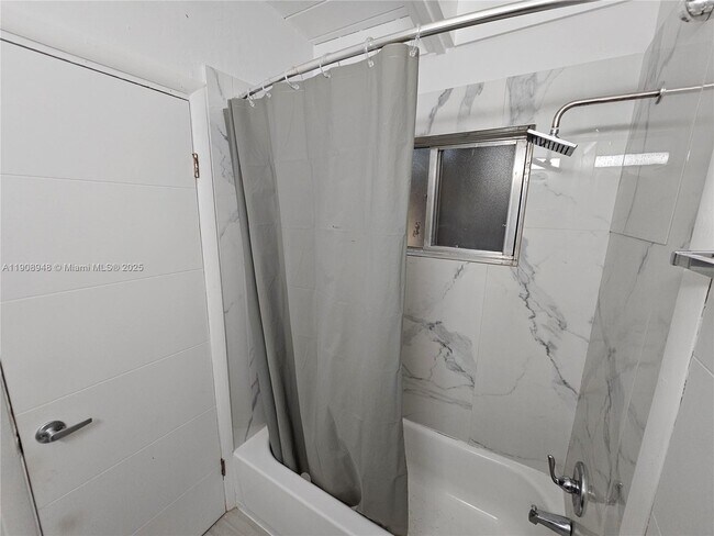 Building Photo - 227 SE 1st St