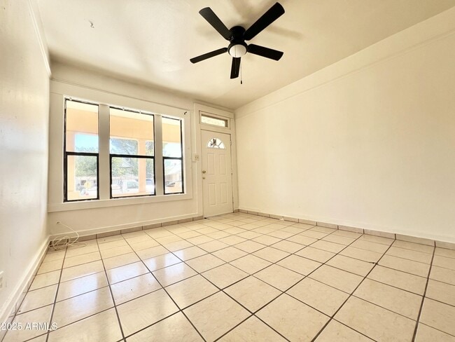 Building Photo - 946 E 12th St