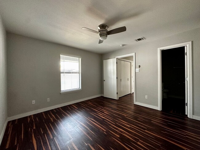 Building Photo - Updated 2/2 Condo Near Baylor!