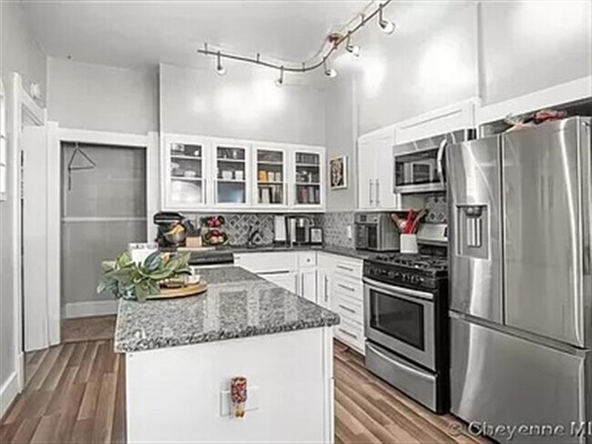 Building Photo - Cute, clean home