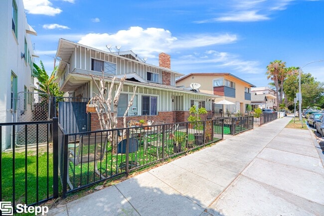 Building Photo - 811 Gardenia Ave