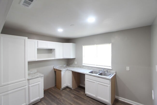 Building Photo - Cute ! Cute! Cute! New on the Market and Newly Renovated!