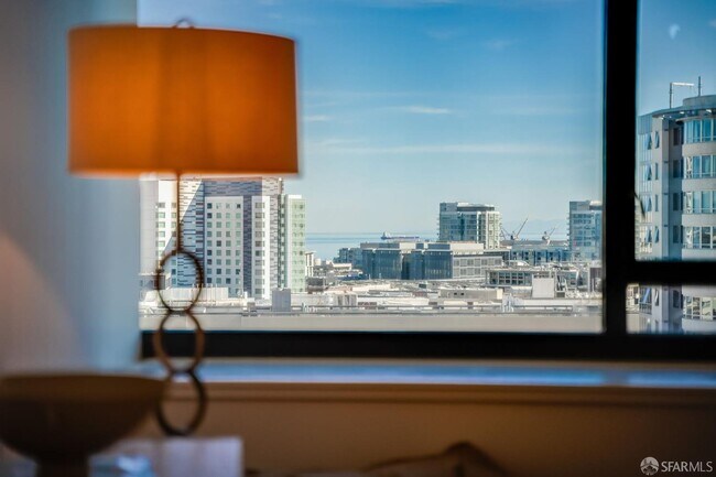 Building Photo - 260 King St