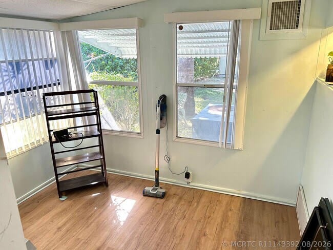 Building Photo - 425 Bougainvilla Dr