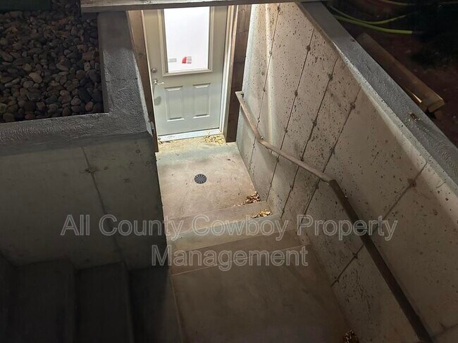 Building Photo - 1710 1/2 Walsh Court