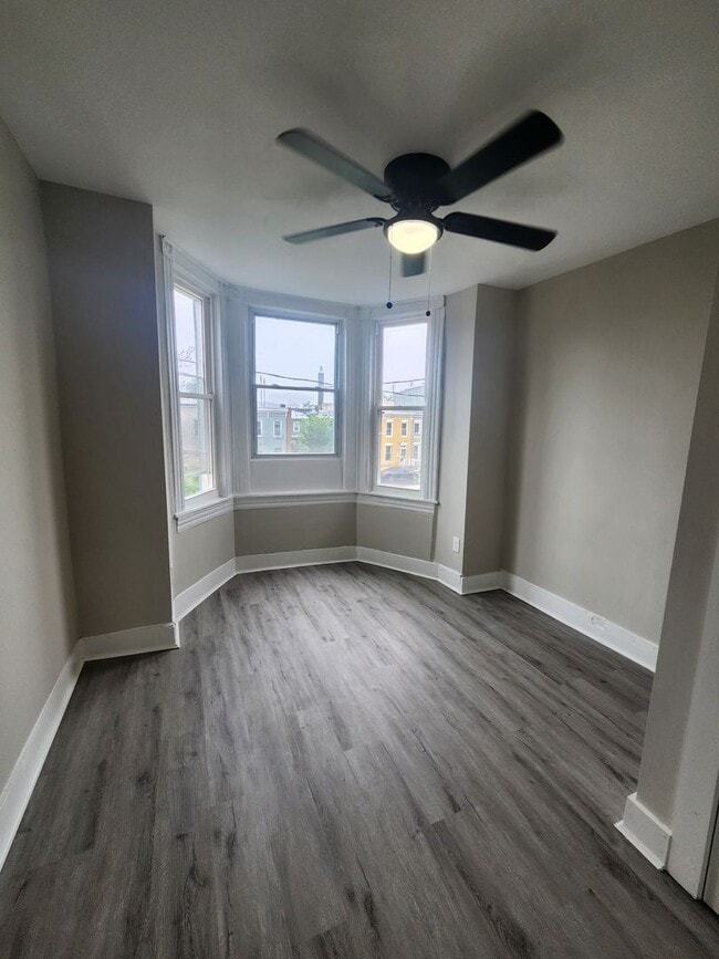 Building Photo - Spacious 3 Bedroom in East Baltimore