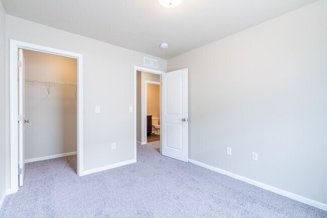 Building Photo - 3 Bedroom, 2.5 Bath Townhome for Rent in Prime Location!