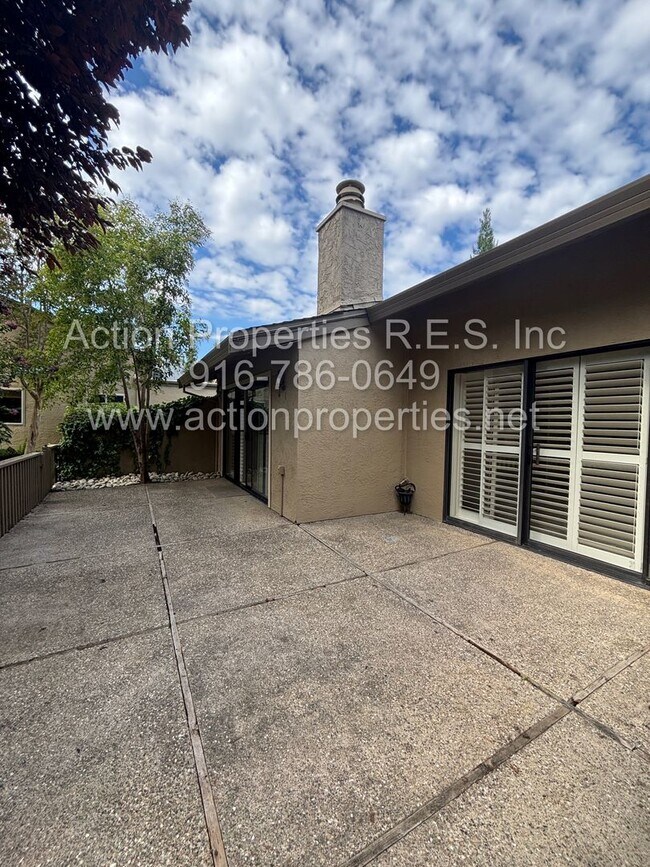 Building Photo - 5110 Village Oaks Dr