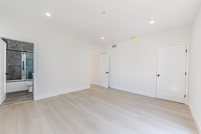Building Photo - Modern 4-Bedroom Townhome-Style Living in ...