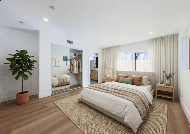 Building Photo - 1237 N Orange Dr