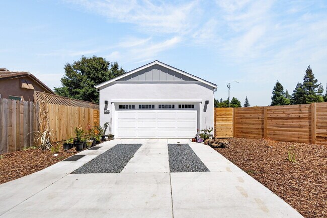 Building Photo - Charming 3-Bed, 2-Bath Home in Sacramento
