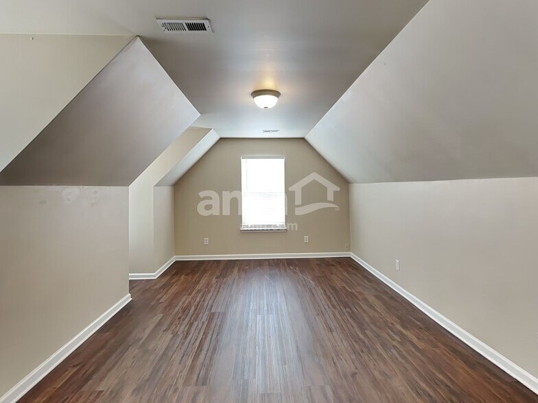 Building Photo - 1038 Vanguard Dr