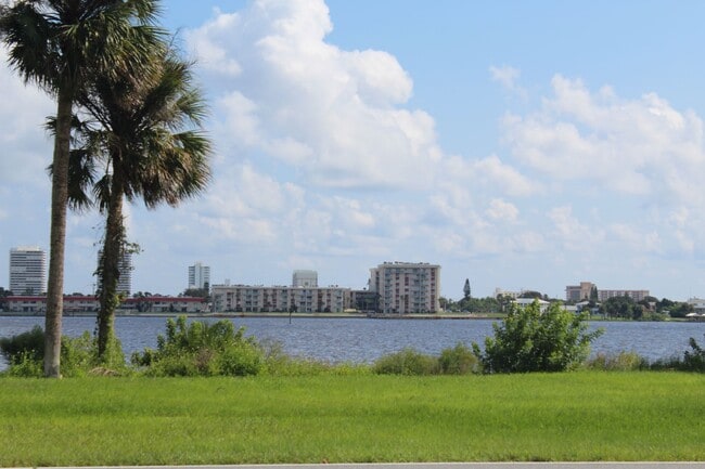 Building Photo - Furnished Riverview Home w/ Pool