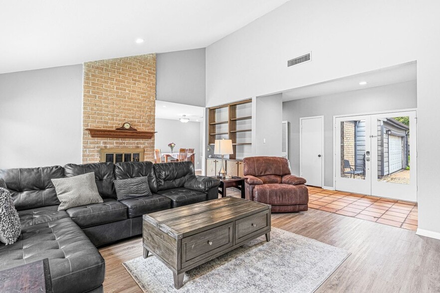 Building Photo - 1046 Apache Falls Dr