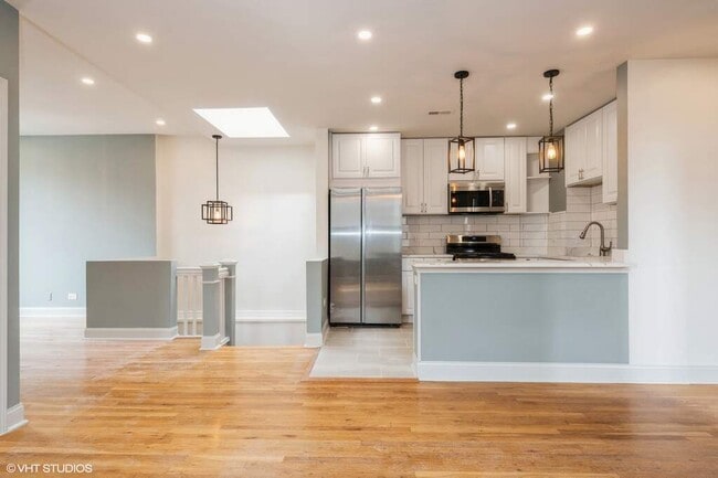 Building Photo - 1446 W Irving Park Rd