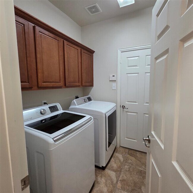Building Photo - 26101 Brickhill Dr