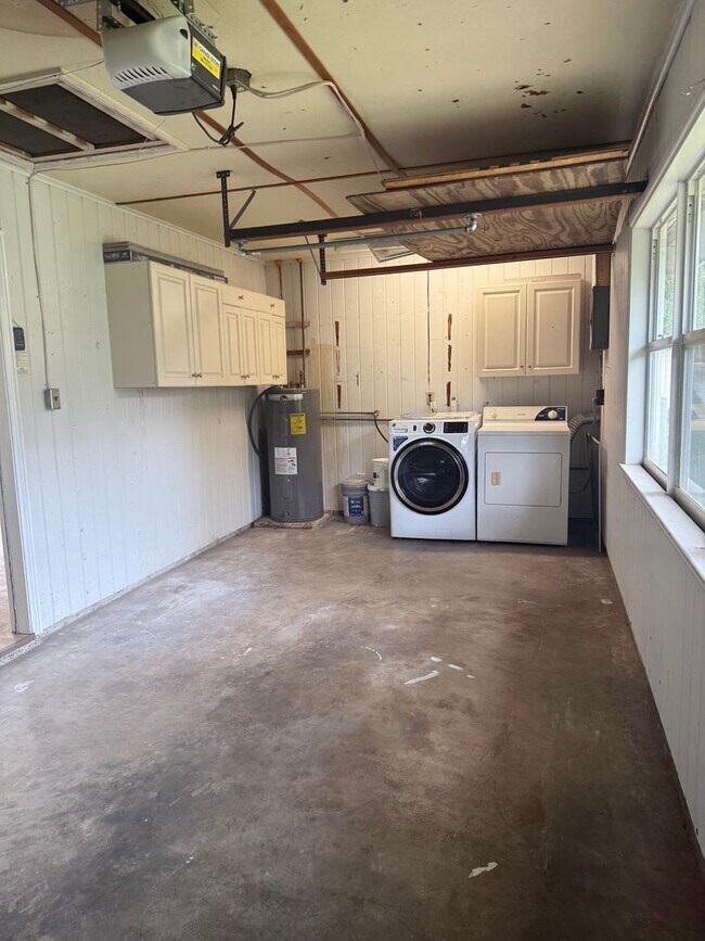 Building Photo - 3 Bedroom 2 Bath Single Family Home w/Garage & Bonus Room