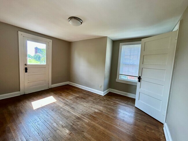 Building Photo - 6 Bedroom in Richmond Near EKU!