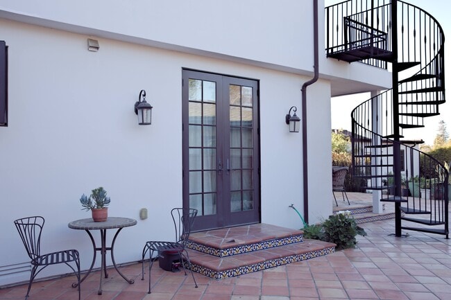 Building Photo - 1215 Altamead Dr