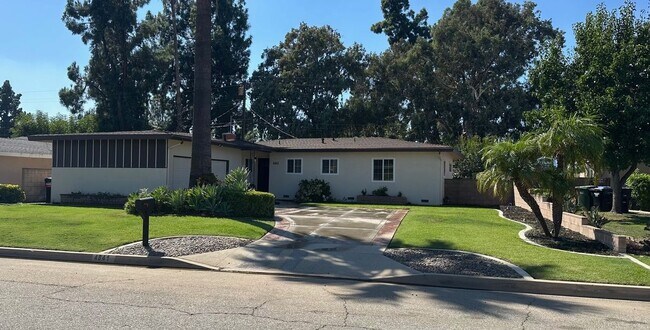 Primary Photo - 4841 N Darfield Ave