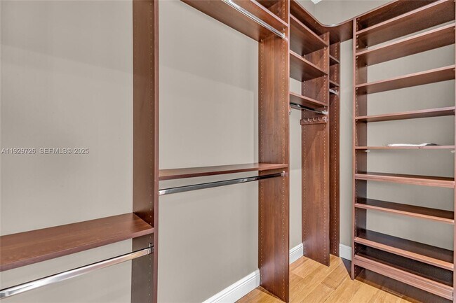 Building Photo - 949 Tanglewood Cir