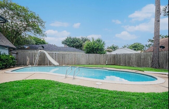 Building Photo - 15014 Hollydale Dr
