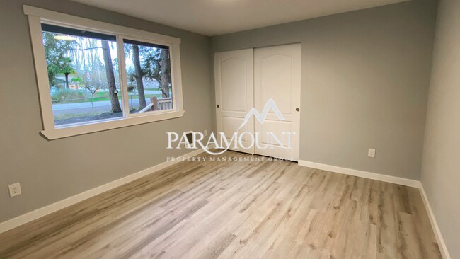 Building Photo - Bright and Modern 2 Bed with Large Bonus Room/Den!