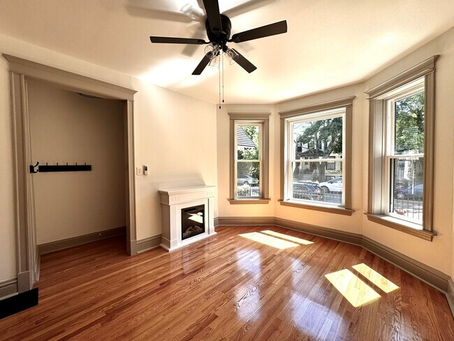 Building Photo - 2424 N Mozart St