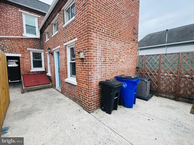 Building Photo - 25 Degrange St