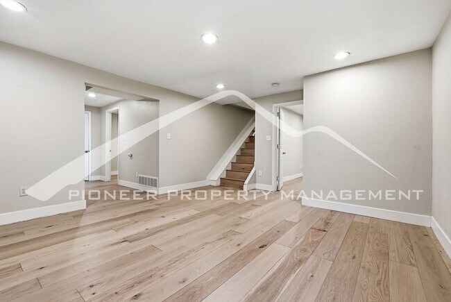 Building Photo - Spacious Duplex with Central AC and Washer/Dryer