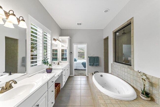 Building Photo - 10518 Red Cedar Hollow Dr
