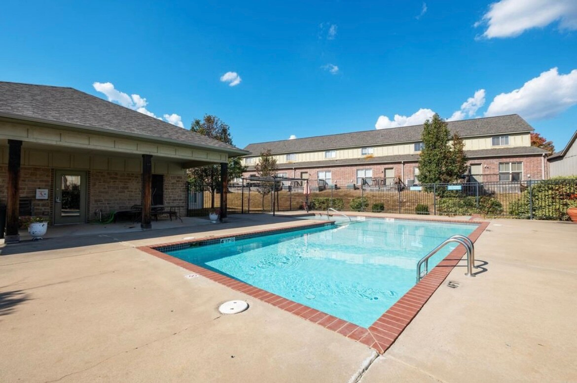 Building Photo - 102 Venezia Ln