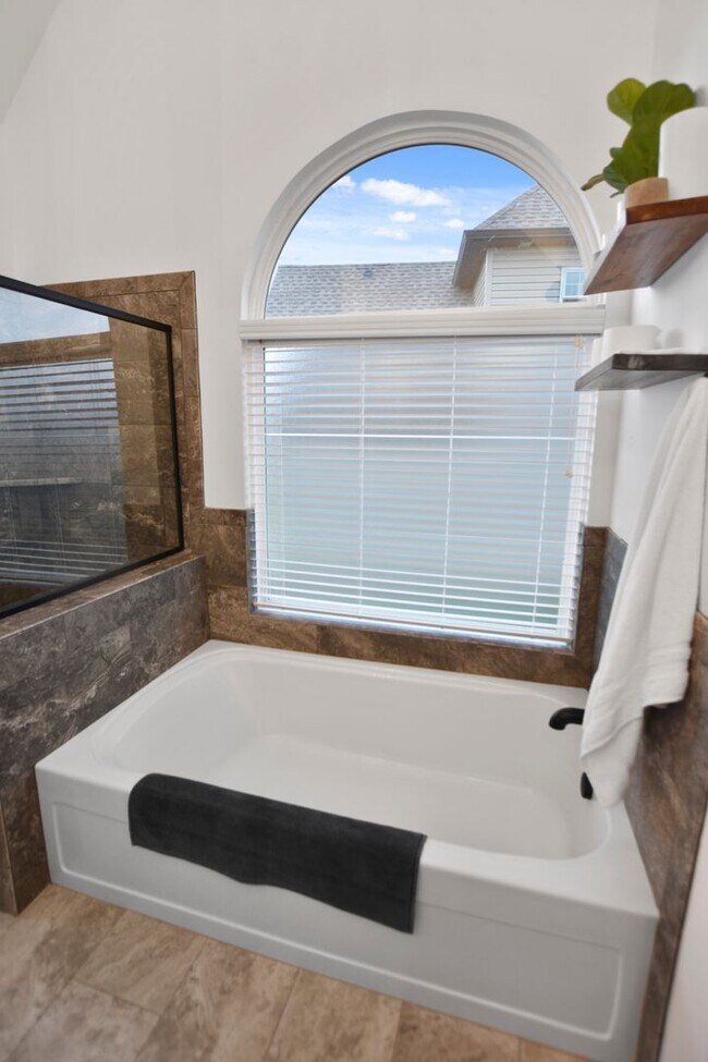 Building Photo - Pet Friendly Three Bedroom with Bonus!