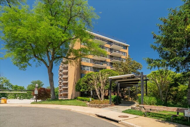 Building Photo - Sophisticated High-Rise Living in Prime Arlington Location