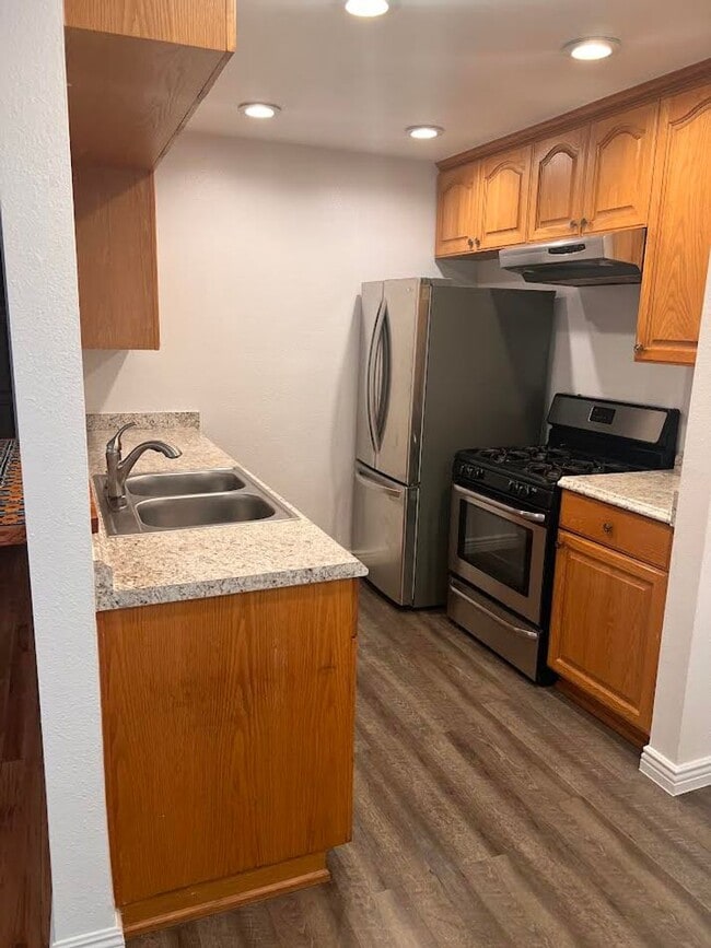 Building Photo - Renovated 2 Bedroom/ 1 Bathroom Condo Avai...