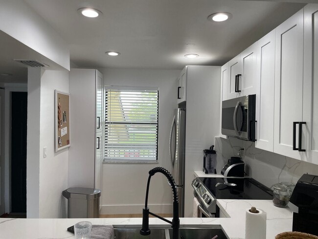 Building Photo - 2 Bedroom Condo in Winding Lake - Sunrise ...